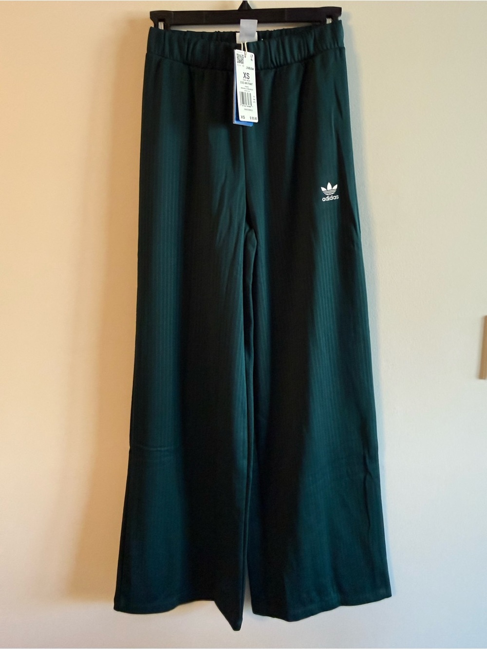 adidas women’s original Ivy Trefoil tee and Bottoms - Picture 9 of 13
